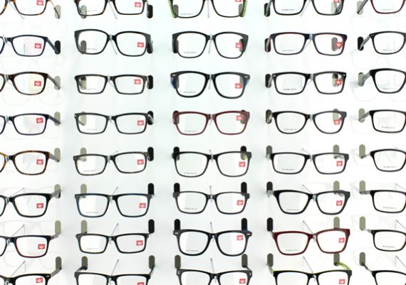 ME165 – Expositor de parede para 104 óculos
